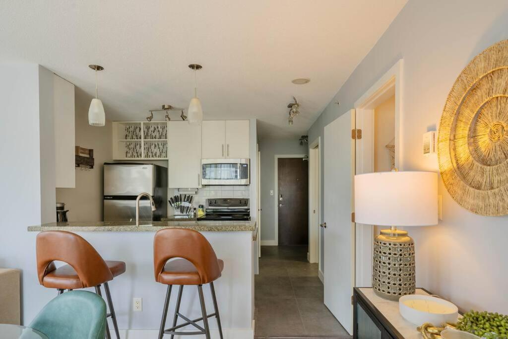Downtown King Suite-Surround Views-Pool/Gym/Parkng 溫哥華 外观 照片