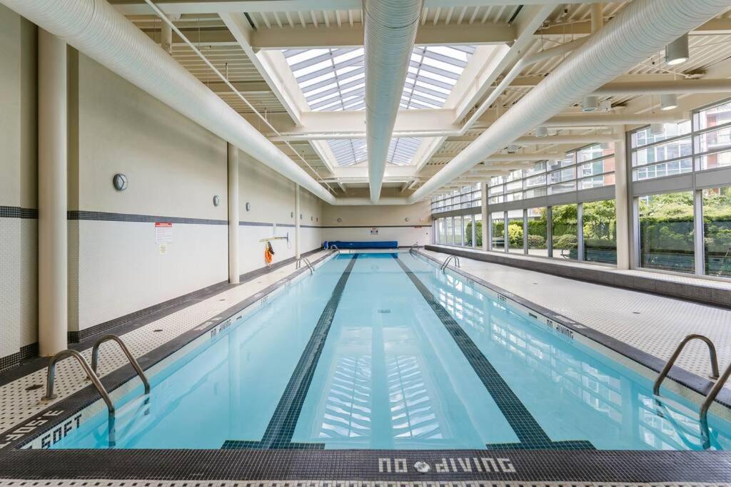Downtown King Suite-Surround Views-Pool/Gym/Parkng 溫哥華 外观 照片